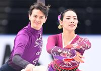 　小松原美里さん（右）と小松原尊さん＝２１年