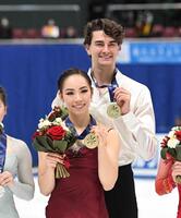 　全日本選手権で優勝し、メダルを手にする（左から）小松原美里さん、小松原尊さん＝２３年１２月