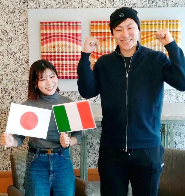 　妻の吉田夕梨花（左）とポーズをとる新濱立也