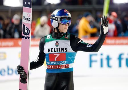 　ジャンプ週間開幕戦を兼ねたＷ杯ジャンプ男子個人第１２戦で６位となった小林陵侑＝オーベルストドルフ（共同）