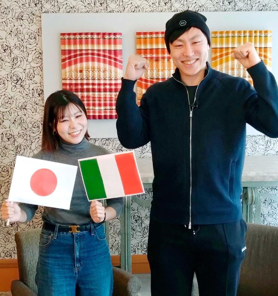 　妻の吉田夕梨花（左）とポーズをとる新濱立也