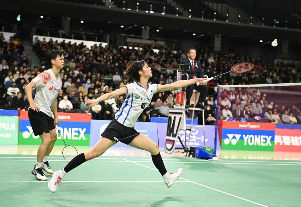 　緑川大輝、山奈未ペアと対戦する渡辺勇大（左）と田口真彩（撮影・開出牧）