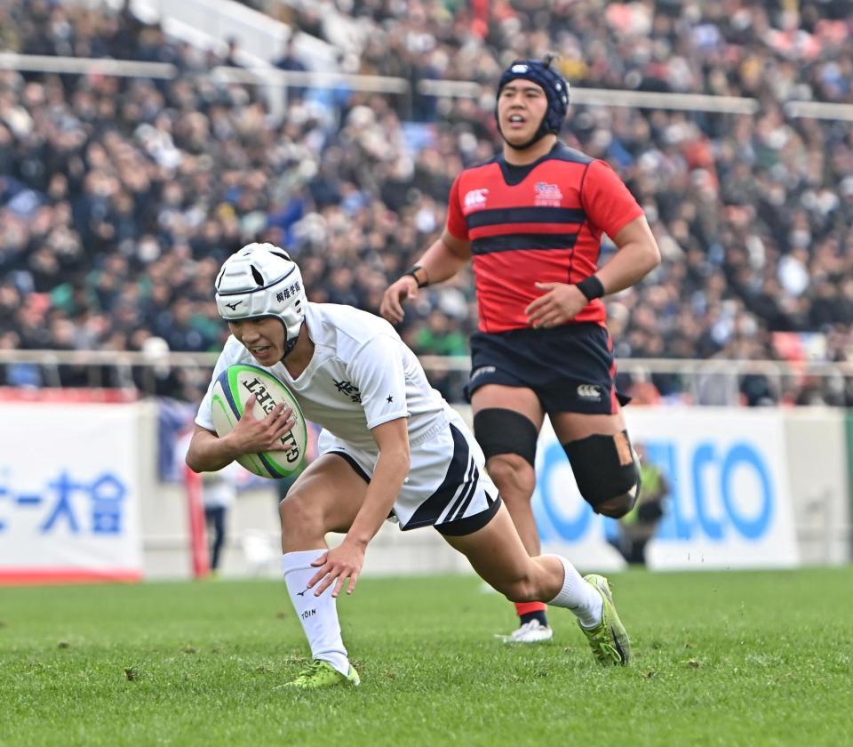 　後半、攻め込みトライを決める桐蔭学園・金野悠生（撮影・西田忠信）