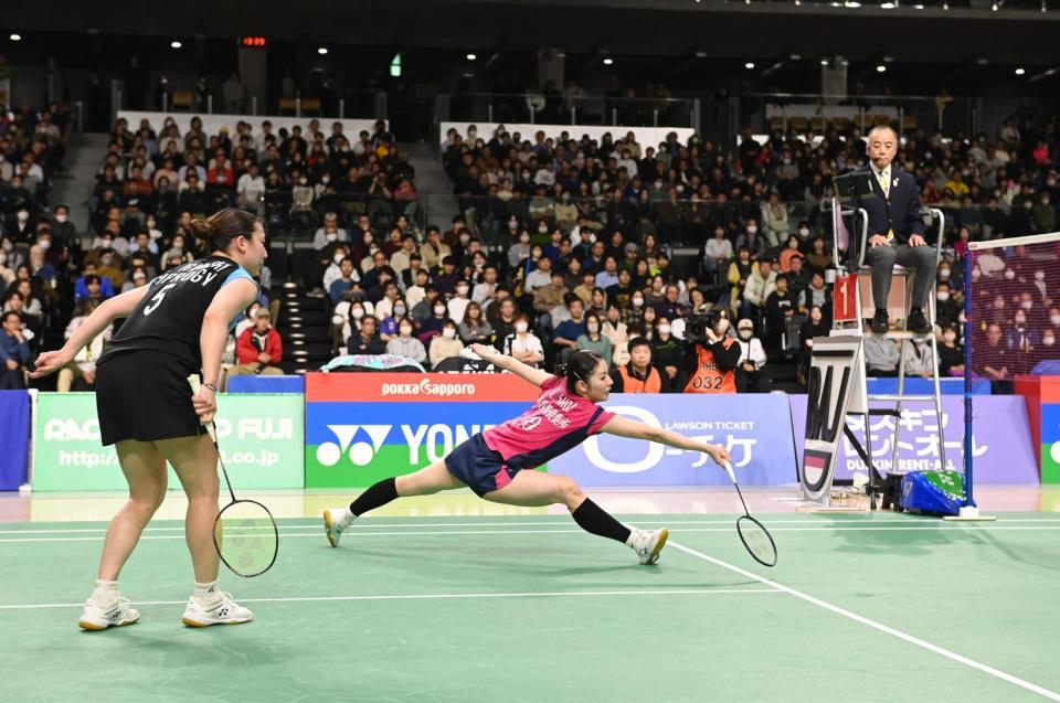 　桜本絇子、広田彩花組相手にプレーする志田千陽（右）と五十嵐有紗（撮影・開出牧）