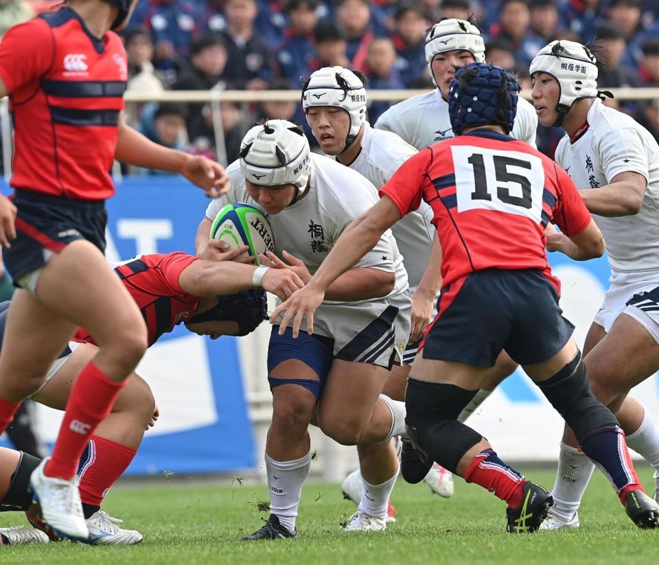 　後半、激しく突進する桐蔭学園・喜瑛人（撮影・西田忠信）