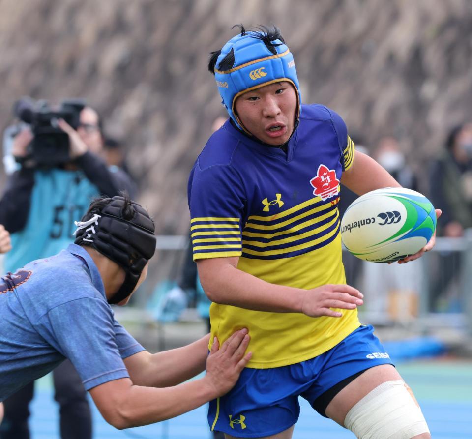 　後半、ディフェンスを振り切ってトライを挙げる京都成章・藤田壮俊（撮影・立川洋一郎）