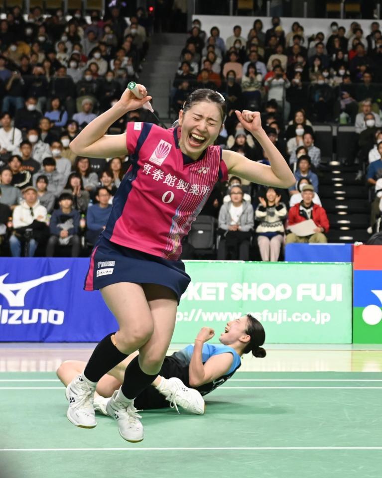 　女子ダブルスで優勝し喜び爆発させる志田千陽（手前）と五十嵐有紗（撮影・開出牧）