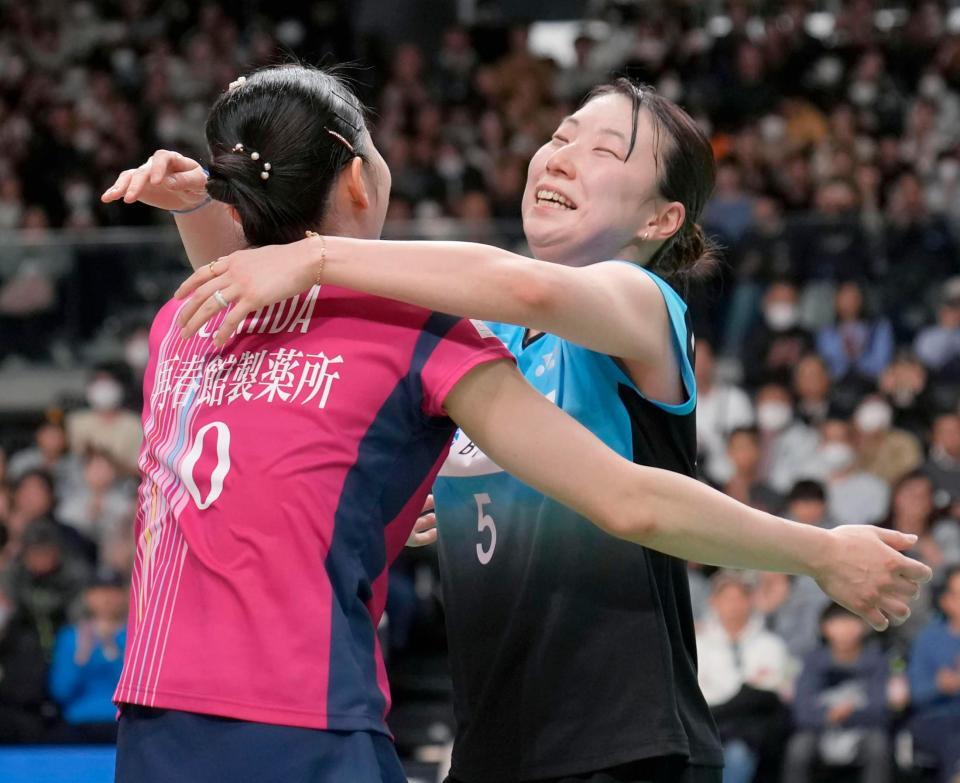 　女子ダブルスで初優勝し、抱き合って喜ぶ志田千陽（左）、五十嵐有紗組