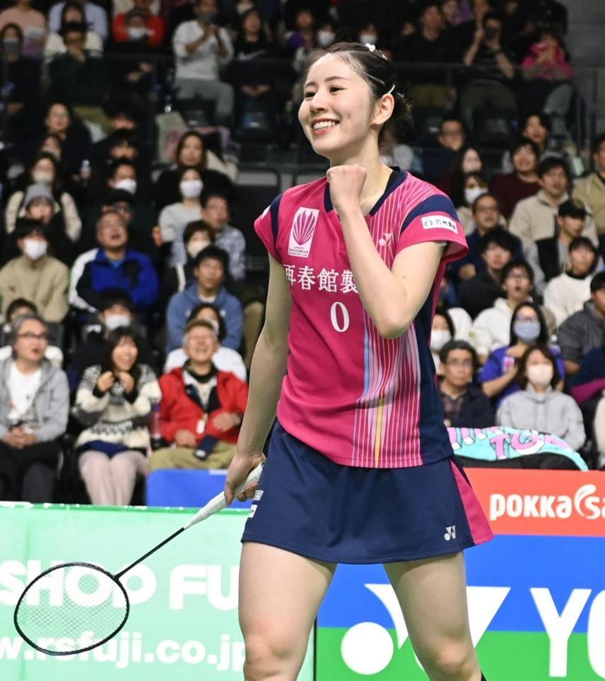 　女子ダブルス決勝でガッツポーズを決める志田千陽（撮影・開出牧）
