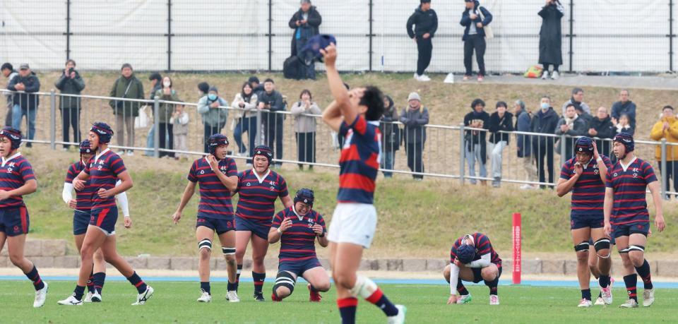 　関西学院に敗れ肩を落とす日本航空石川フィフティーン（撮影・立川洋一郎）