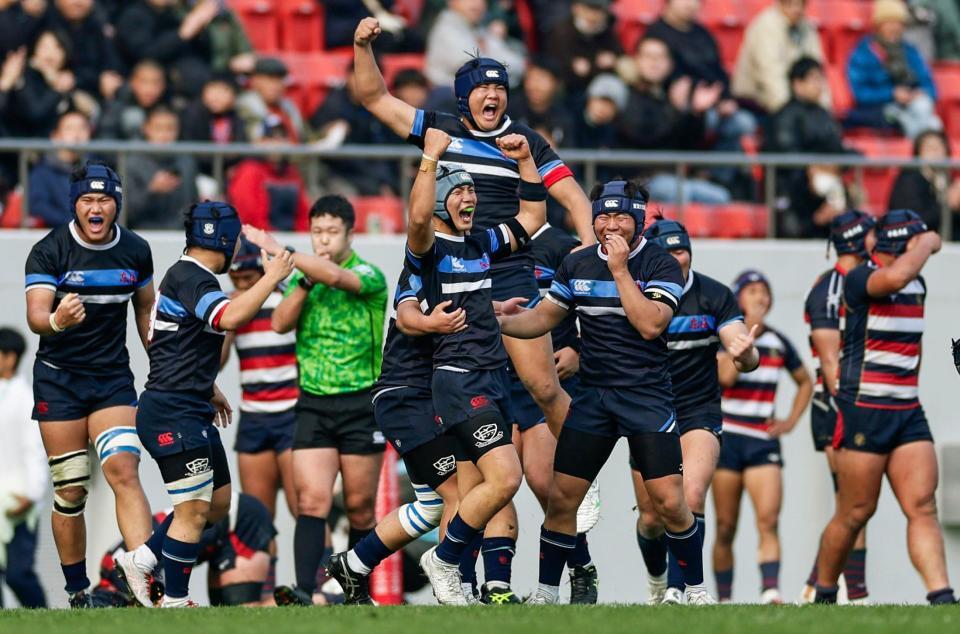 　佐賀工に勝利し、大喜びの東海大大阪仰星の選手