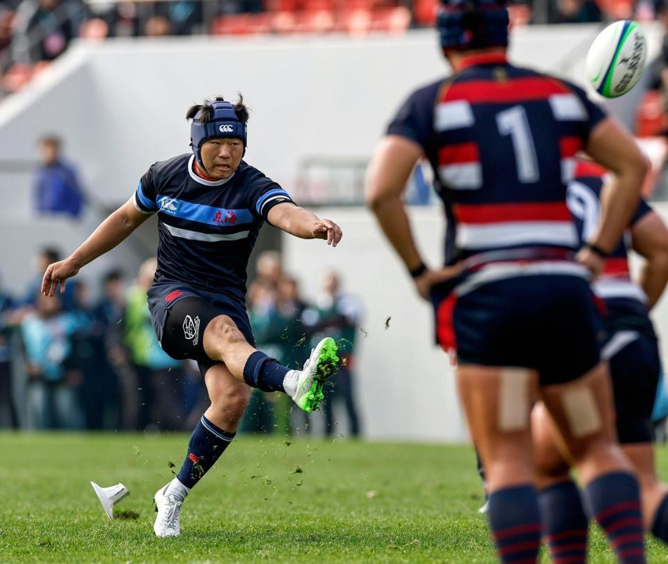 　後半、トライ後の逆転ゴールを決める東海大大阪仰星・山崎