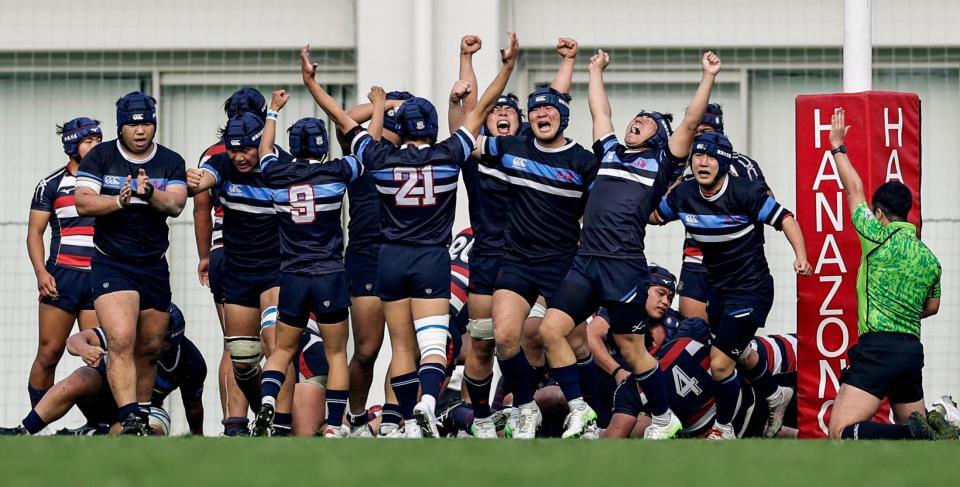 　後半、朝倉のトライを喜ぶ東海大大阪仰星の選手