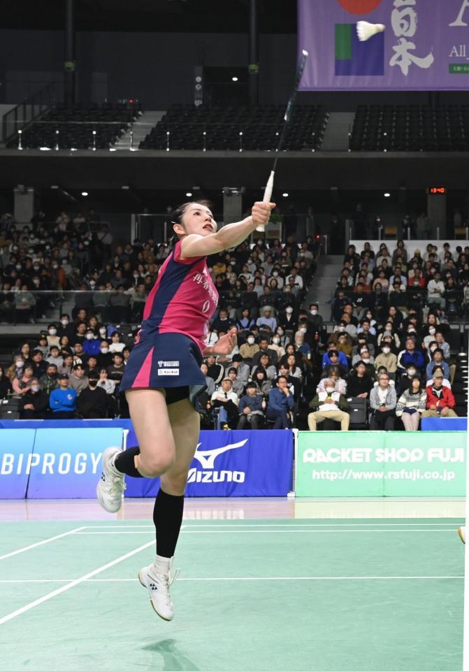 　女子ダブルス決勝でプレーする志田千陽（撮影・開出牧）