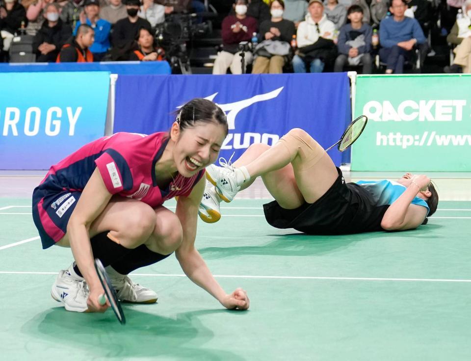 　女子ダブルスで初優勝し、喜ぶ志田千陽（左）、五十嵐有紗組
