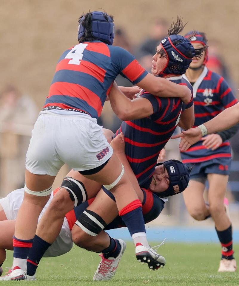 　後半、相手のタックルに前進を阻まれる日本航空石川・坂口