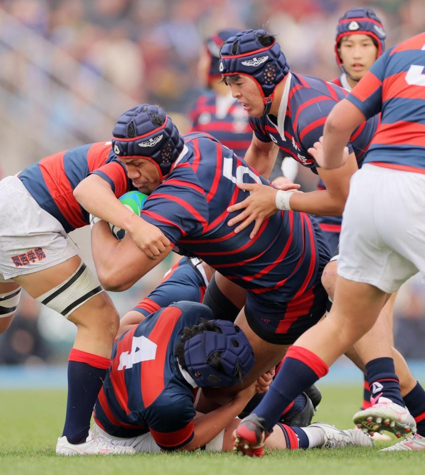 　前半、タックルを受けながらも敵陣を前進する日本航空石川のランギ・エドウィン