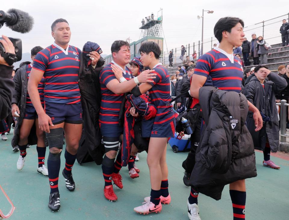 　関西学院に敗れ肩を落とす日本航空石川フィフティーン