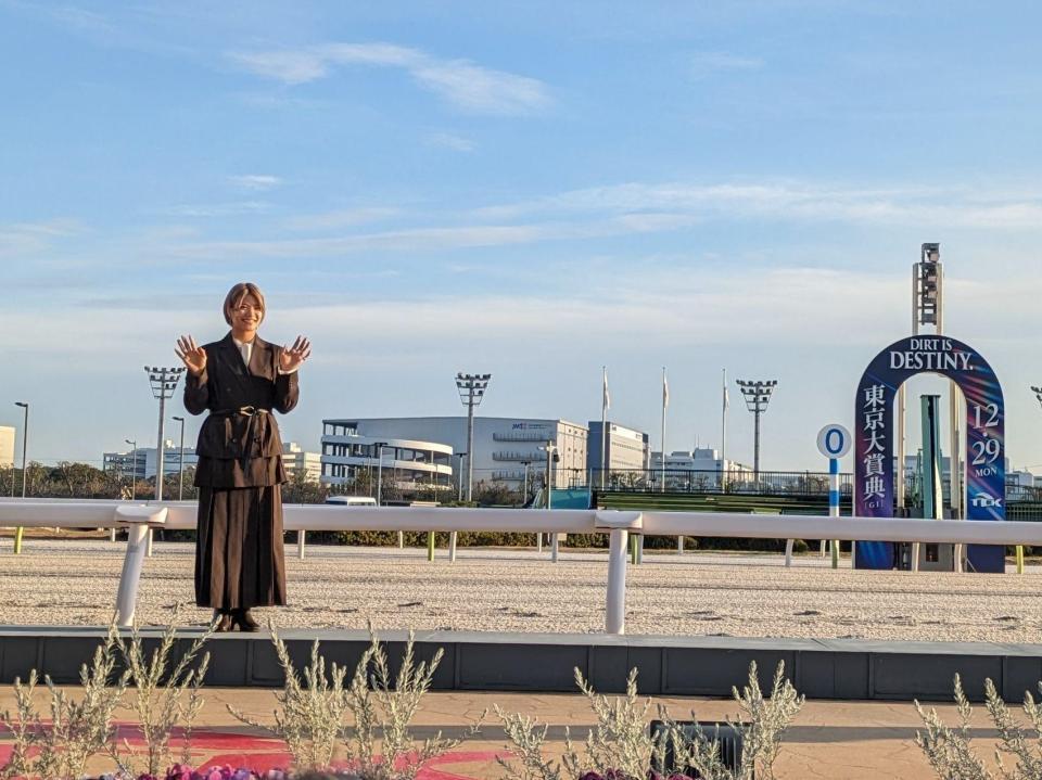 　笑顔で手を振る阿部詩