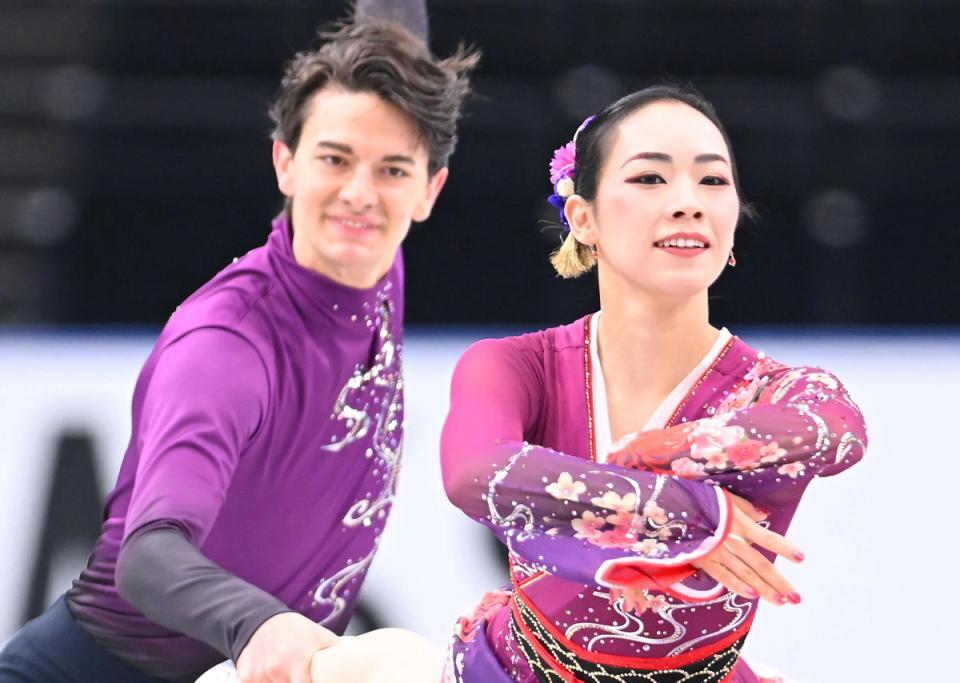 　小松原美里さん（右）と小松原尊さん＝２１年