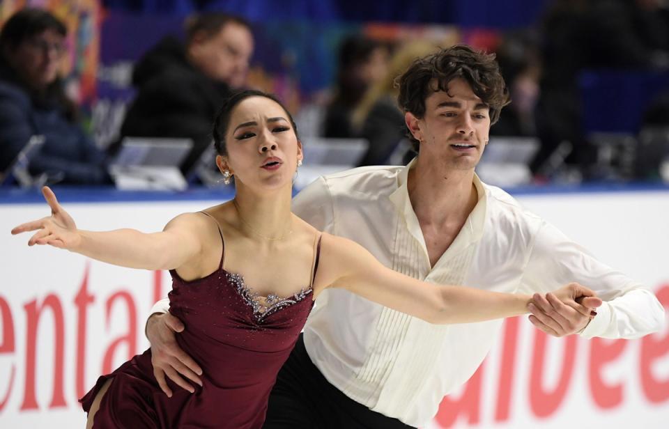 　小松原美里さん（左）と小松原尊さん＝２３年