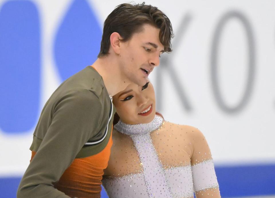 　小松原美里さん（左）と小松原尊さん＝２２年