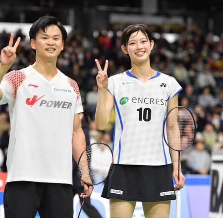 　日本一に輝きＶサインを決める渡辺勇大（左）、田口真彩ペア（撮影・開出牧）