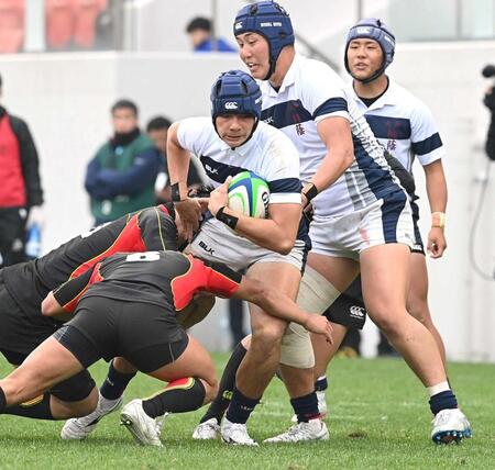 　後半、ボールを持って突進するモレノ経廉ザンダー（撮影・西田忠信）