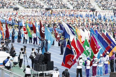 　２０２５年に滋賀県で行われた「わたＳＨＩＧＡ輝く国スポ」の総合開会式＝平和堂ＨＡＴＯスタジアム