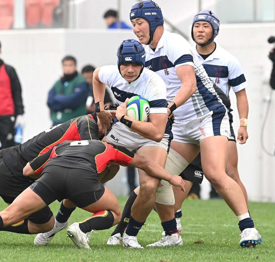 　後半、ボールを持って突進するモレノ経廉ザンダー（撮影・西田忠信）