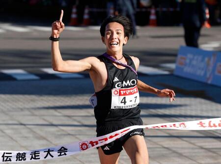 　１位でゴールしたＧＭＯインターネットグループのアンカー・鶴川正也。初優勝を果たした