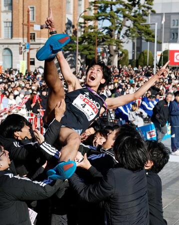 　初優勝を果たし胴上げされるＧＭＯインターネットグループのアンカー・鶴川正也