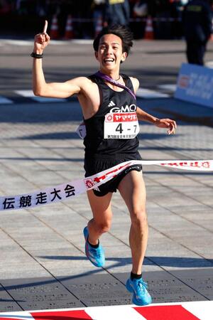 　１位でゴールしたＧＭＯインターネットグループのアンカー・鶴川正也。初優勝を果たした