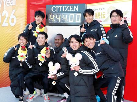 　初優勝を果たし、記念撮影するＧＭＯインターネットグループの選手たち