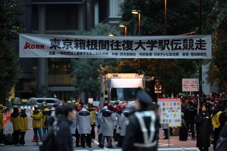 　往路出発前の大手町スタート地点（撮影・西岡正）