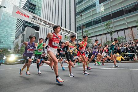 　スタートする選手たち（代表撮影）