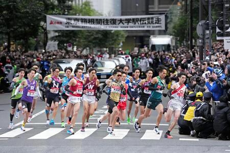 スタートする選手たち＝東京・大手町