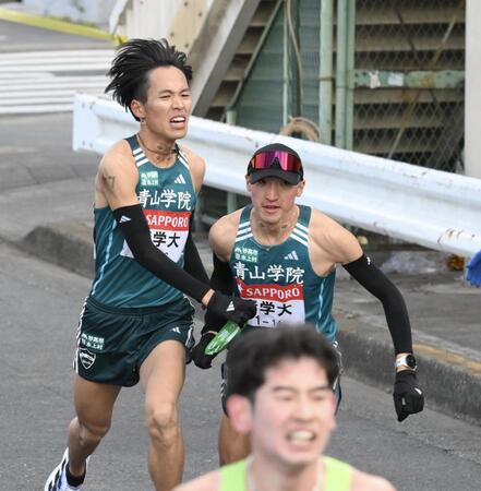 　たすきをつなぐ青学大・小河原陽琉と飯田翔大（撮影・伊藤笙子）