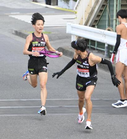 　たすきをつなぐ国学院大・青木瑠郁と上原琉翔（撮影・伊藤笙子）