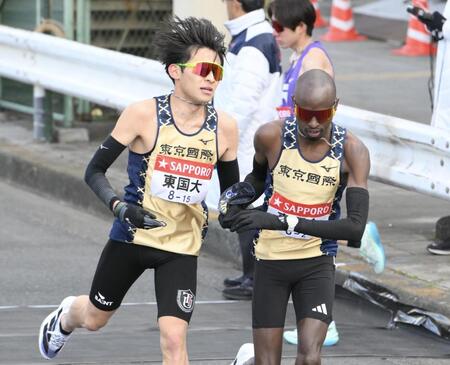 　小柴裕士郎からたすきを受け取る東京国際大・エティーリ（撮影・伊藤笙子）