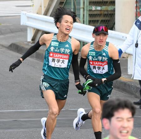 　たすきをつなぐ青学大・小河原陽琉（左）と飯田翔大（撮影・伊藤笙子）