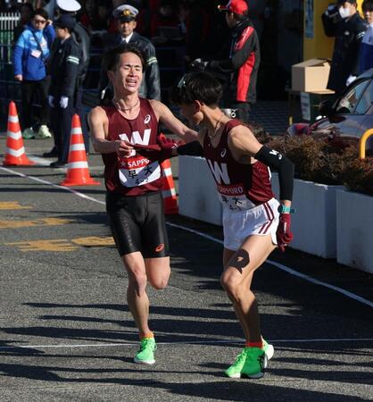 　山口竣平にたすきをつなぐ早大・山口智規（撮影・金田祐二）