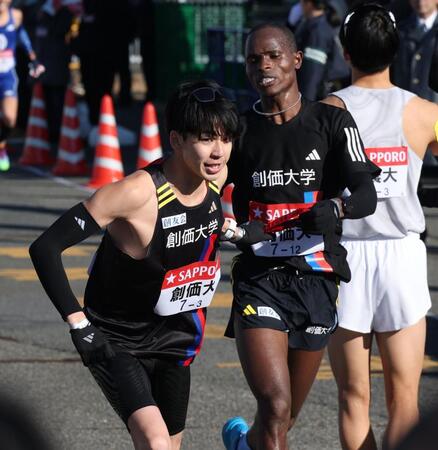 　織橋巧にたすきをつなぐ創価大・Ｓ・ムチーニ（撮影・金田祐二）