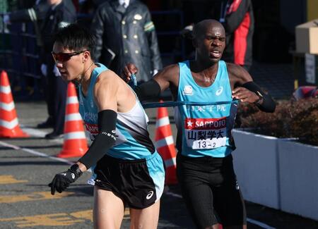 　占部大和につなぐ山梨学院大Ｂ・キピエゴ（撮影・金田祐二）