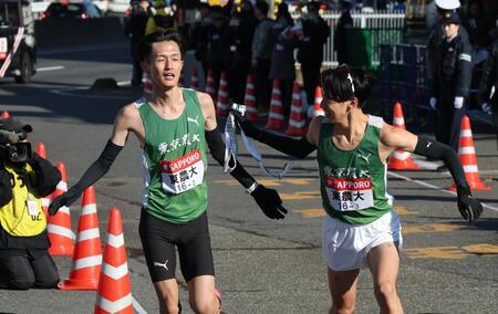 　原田洋輔につなぐ東農大・前田和摩（撮影・金田祐二）