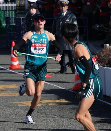 　宇田川瞬矢にたすきをつなぐ青学大・飯田翔大（撮影・金田祐二）
