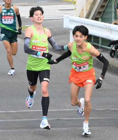 　たすきをつなぐ大東文化大・大浜逞真（左）と棟方一楽（撮影・伊藤笙子）