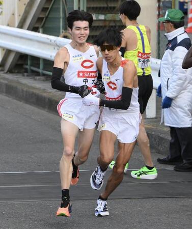 　たすきをつなぐ中大・藤田大智と溜池一太（撮影・伊藤笙子）
