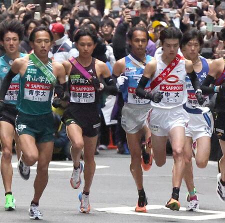 　１区で区間新を記録した国学院大・青木瑠郁（左から３人目）と中大・藤田大智（同５人目）＝撮影・西岡正