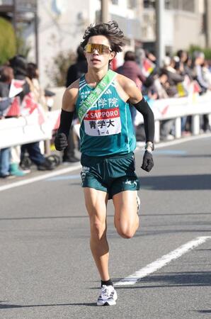 　４区を走る青学大・平松享祐（撮影・西岡正）